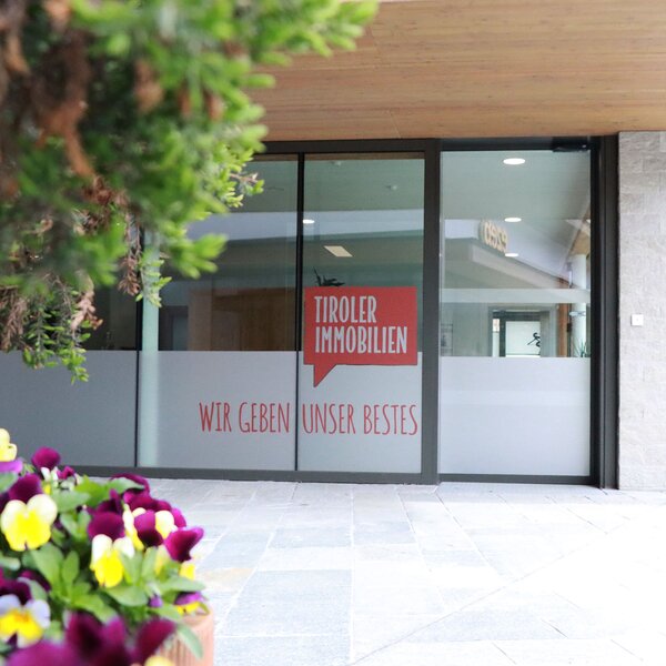Fensterfront Standort Wiesing mit Logo Tiroler Immobilien | © EVITA Marketing Fensterfront Standort Wiesing mit Logo Tiroler Immobilien | © EVITA Marketing
