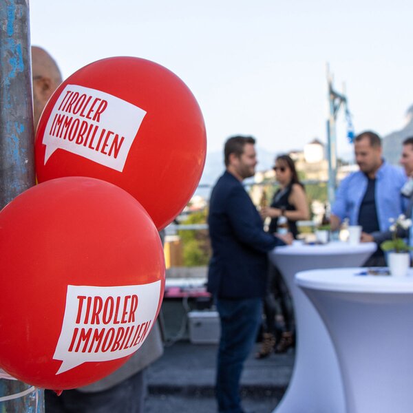 Sundowner am Penthaus der Salurnerstraße | © Tiroler Immobilien Sundowner am Penthaus der Salurnerstraße | © Tiroler Immobilien