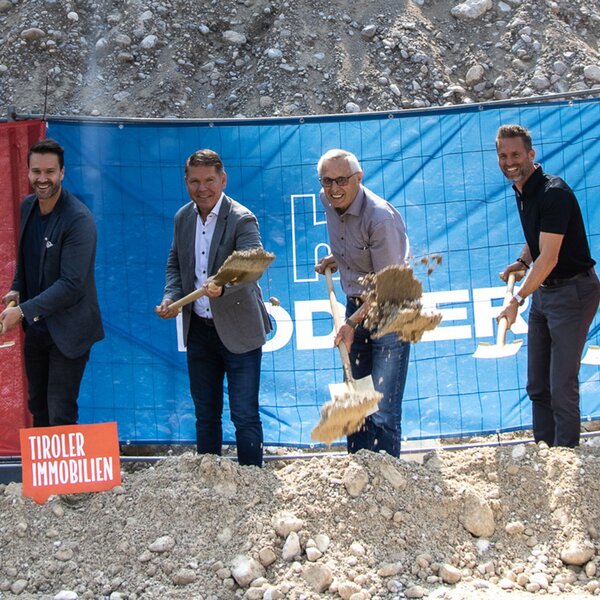 Gruppenfoto Spatenstich Ebbs | © Tiroler Immobilien Gruppenfoto Spatenstich Ebbs | © Tiroler Immobilien
