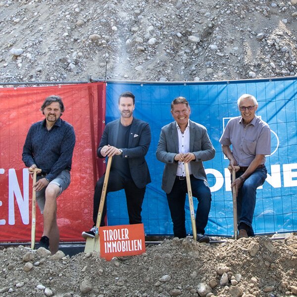 Gruppenfoto Spatenstich Ebbs | © Tiroler Immobilien Gruppenfoto Spatenstich Ebbs | © Tiroler Immobilien