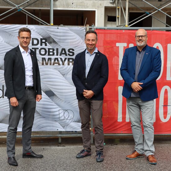 Dr. Mayr zu Besuch auf der Baustelle Salurnerstraße | © Tiroler Immobilien