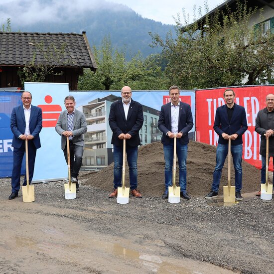 Gruppenfoto Spatenstich Salurnerstraße | © Tiroler Immobilien