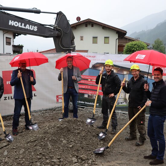 Gruppenfoto Spatenstich Uderns bei Regenwetter | © Tiroler Immobilien