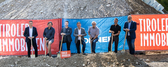 Gruppenfoto Spatenstich Ebbs | © Tiroler Immobilien Gruppenfoto Spatenstich Ebbs | © Tiroler Immobilien